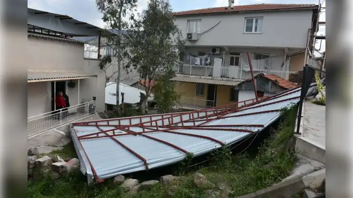 Çiğli'de rüzgar kurbanı olan baba- oğul yürekleri yaktı haberinin görseli