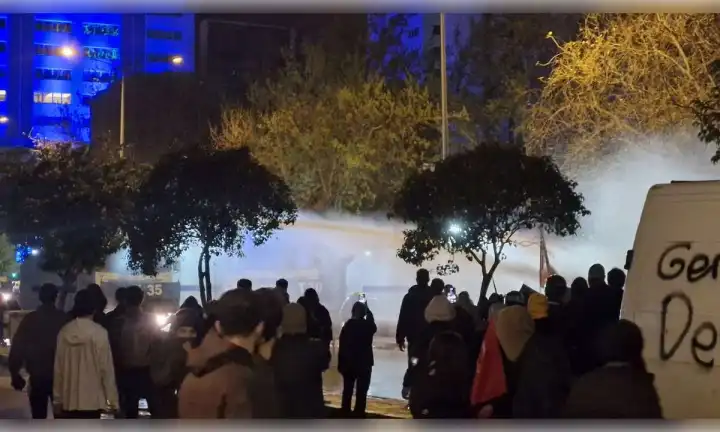 İmamoğlu için toplanan kalabalığa polis müdahalesi! haberinin görseli
