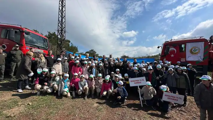 Nazarköy'de öğrenciler fidan dikti haberinin görseli