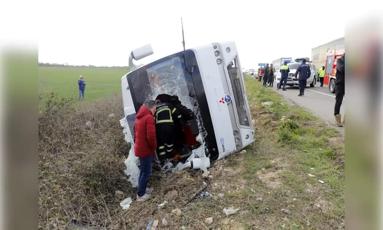 Öğrenci servis midibüsü şarampole devrildi: 27 yaralı