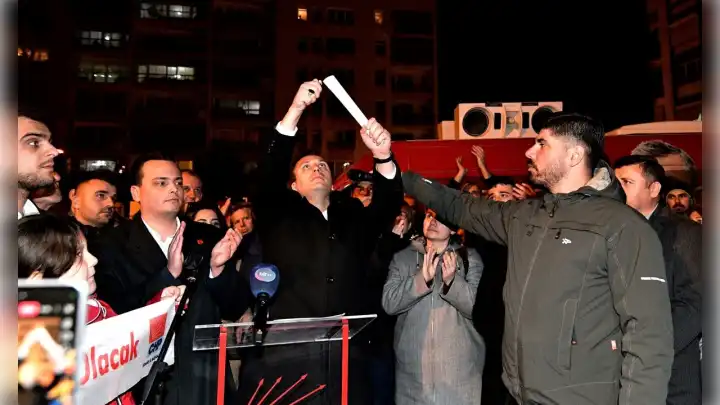 Ömer Eşki diplomalarını yaktı!