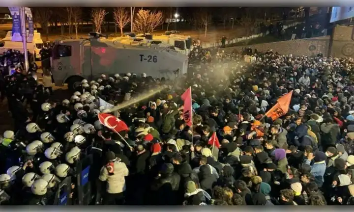 Ankara'da ODTÜ'ye gidecek ulaşım yolları kapatıldı! haberinin görseli