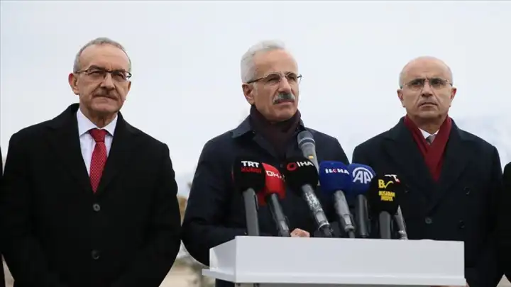 Bakan Uraloğlu’ndan metro hattı açıklaması  haberinin görseli