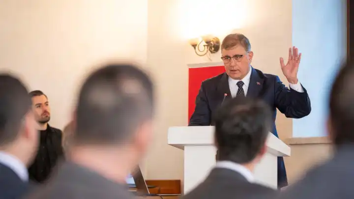 Başkan Tugay: Demokrasiye sahip çıkalım haberinin görseli