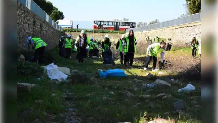 Birgi’de dere temizliği yapıldı haberinin görseli
