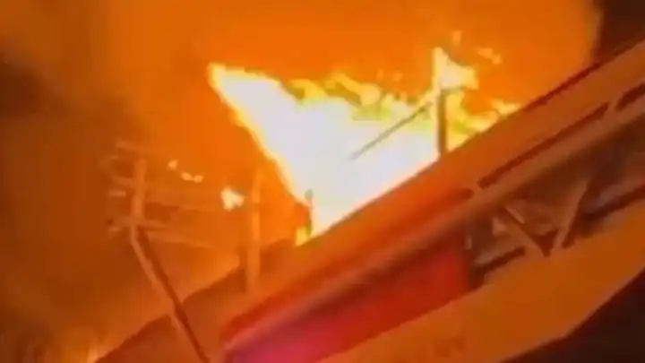 Bursa'da 3 katlı binanın çatısında yangın haberinin görseli