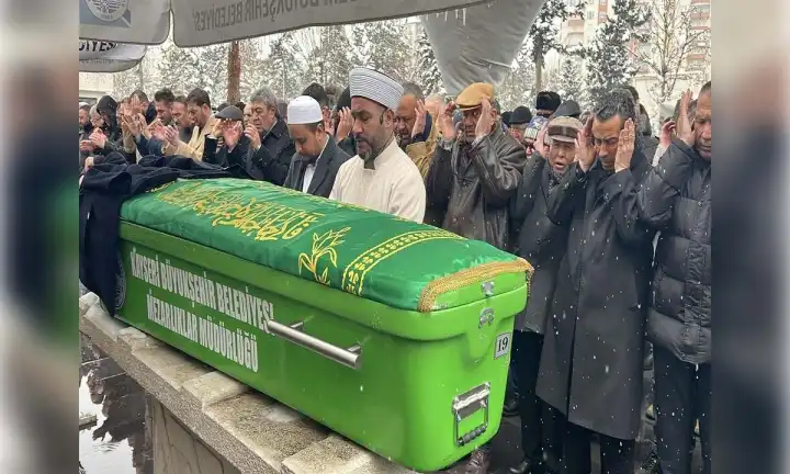 Gazeteci Oktay Ensari son yolculuğuna uğurlandı haberinin görseli