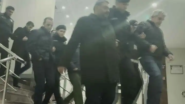 İBB soruşturmalarında gözaltına alınanlar sağlık kontrolünden geçirildi haberinin görseli