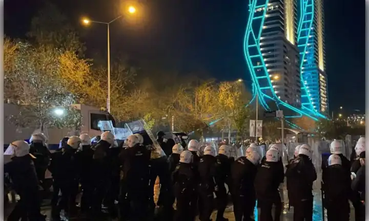İzmir'de 'İmamoğlu' protestoları: Çok sayıda gözaltı var! haberinin görseli