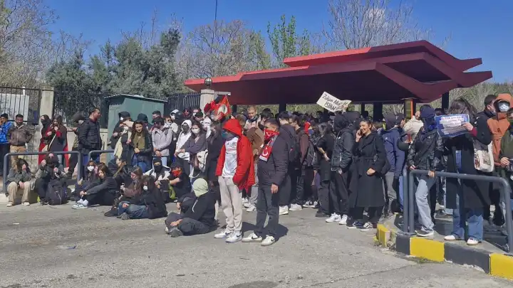 İzmir'deki öğrenci eyleminde 10 gözaltı haberinin görseli