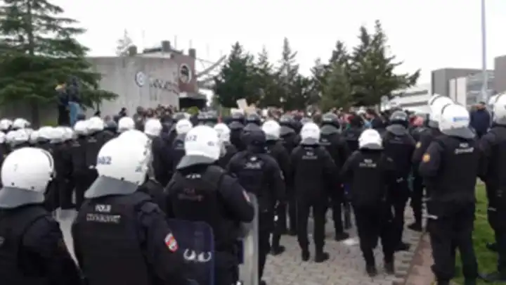 Kocaeli Üniversitesi’nde protesto: Çok sayıda gözaltı haberinin görseli