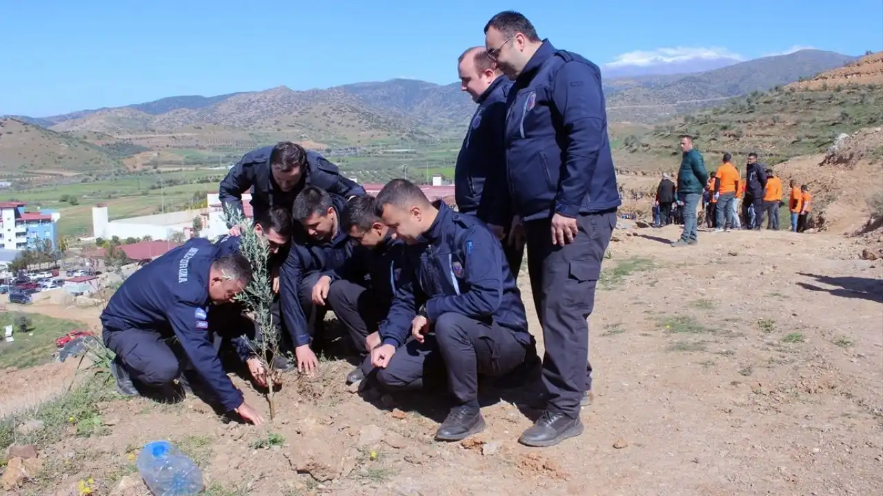 Ödemiş’te "Kökten Hayata" projesi kapsamında 4 bin zeytin fidanı dikildi