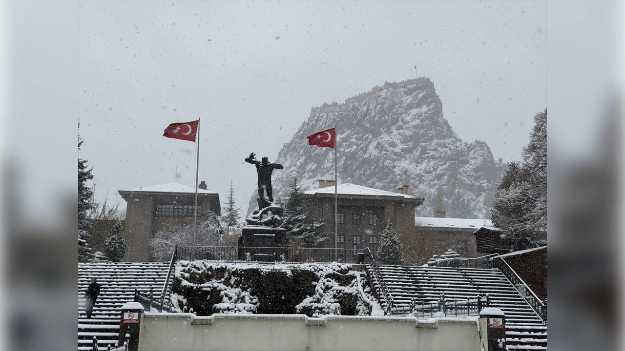 Yaz geliyor derken Afyonkarahisar beyaza büründü