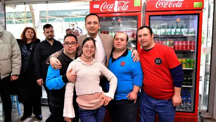 Başkan Eşki'den +1 Down Kafe’ye ziyaret haberinin görseli