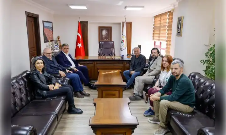 Başkan Tugay’dan İzmir Barosu’na ziyaret haberinin görseli