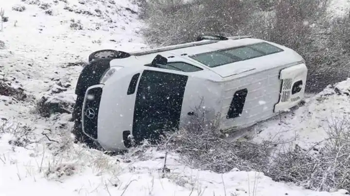 Bingöl'de işçi midibüsü kaza yaptı: Yaralılar var haberinin görseli