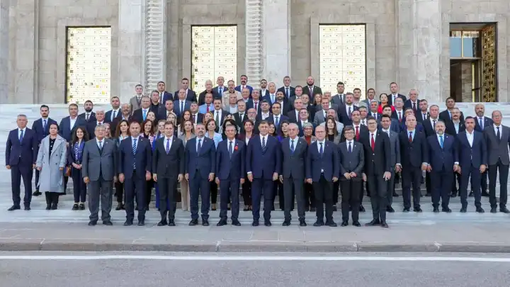CHP İzmir İl Başkanı Aslanoğlu’ndan olağanüstü kurultay kararına tam destek haberinin görseli