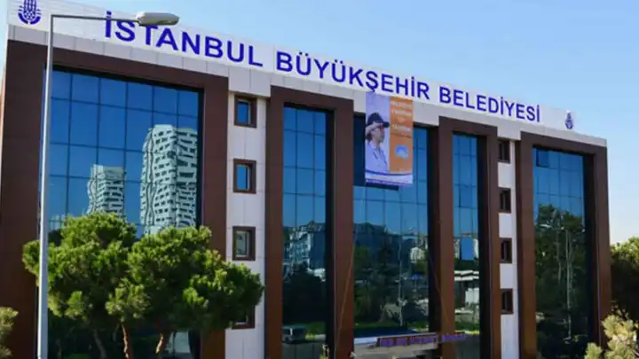 İBB soruşturmasında gözaltındaki inşaat firması sahibinin çakarlı aracı savcıya aitmiş haberinin görseli