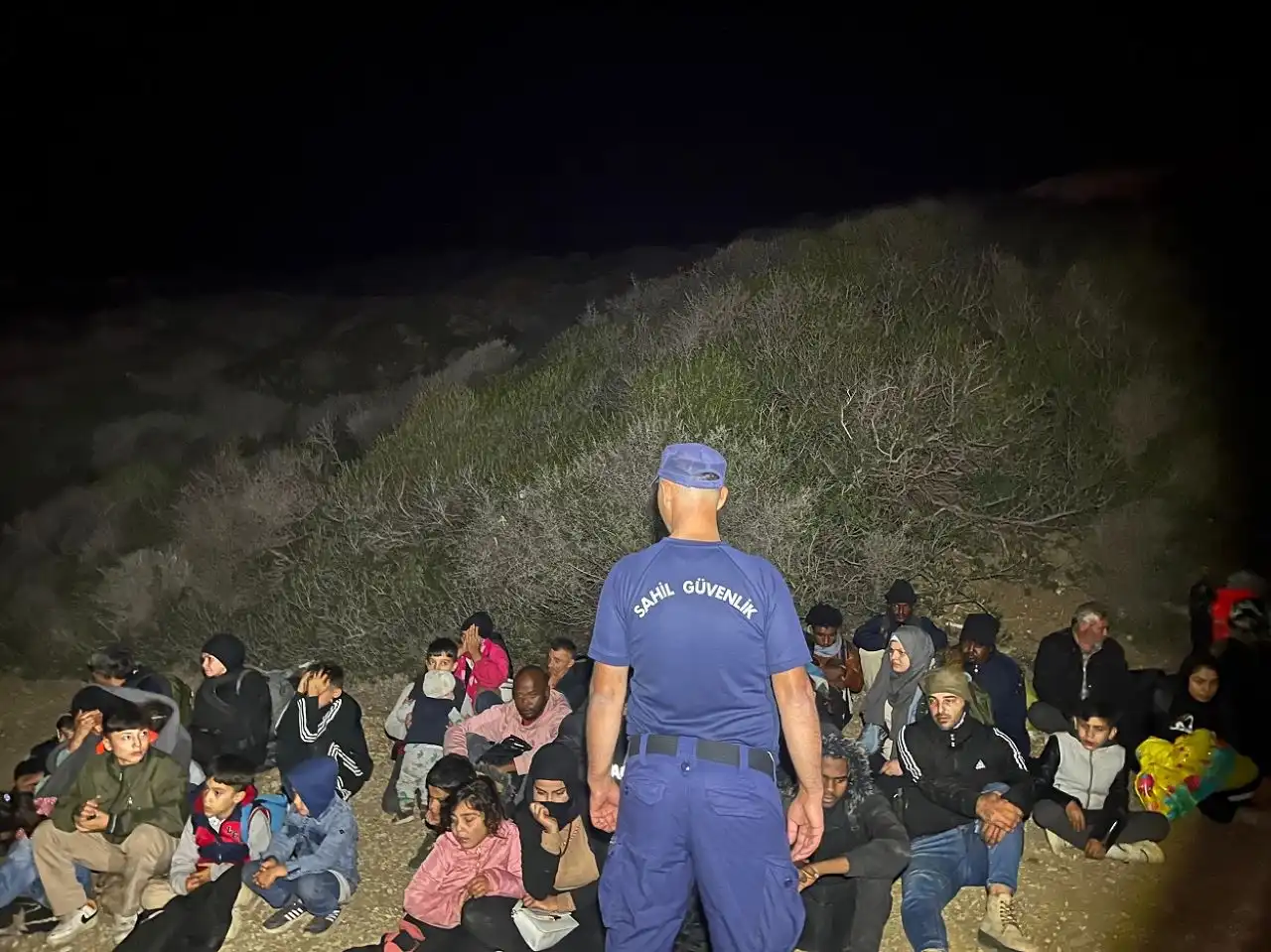 İzmir haber: Çeşme’de 25 düzensiz göçmen yakalandı