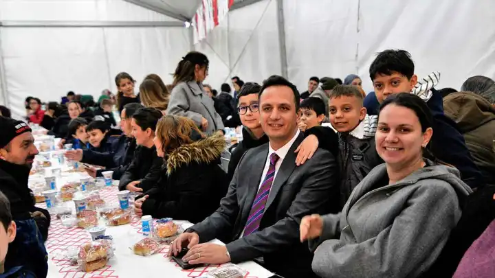 Ömer Eşki, BELGEM öğrencileri, öğretmenleri ve velileriyle birlikte iftar yaptı haberinin görseli