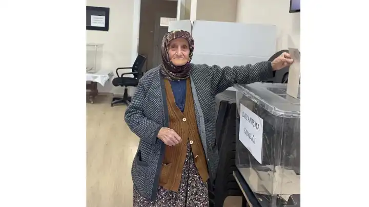 87 yaşındaki vatandaşı örnek gösteren Aslanoğlu’ndan sandığa davet haberinin görseli