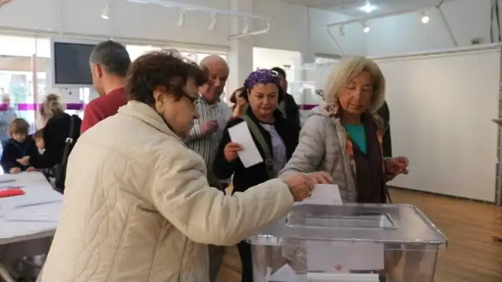 Foça'da önseçime yoğun ilgi haberinin görseli