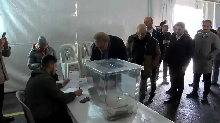 İstanbul'da CHP'liler ön seçim için oy kullanılıyor haberinin görseli