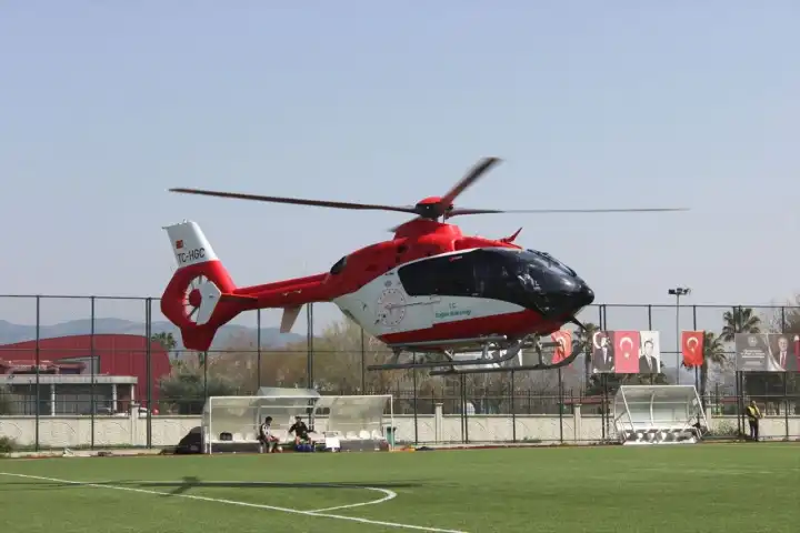 İzmir haber: Amatör maçta ambulans helikopteri sahaya indi haberinin görseli