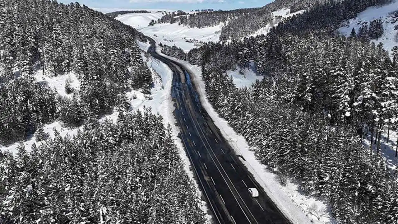 Kars, Ağrı, Ardahan ve Erzurum'da kar yağışı etkili oldu