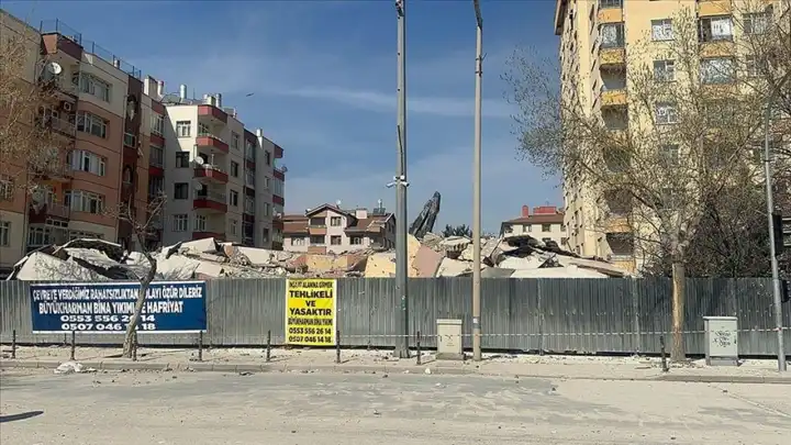 Konya'da bina çöktü haberinin görseli
