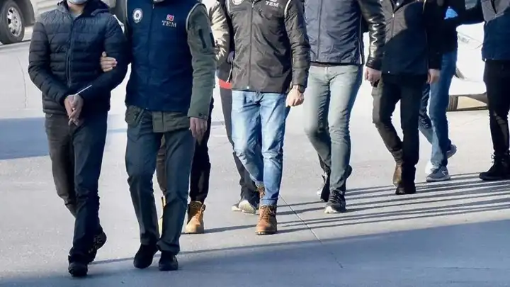 Bazı gazeteci ve siyasilere gözaltı! haberinin görseli