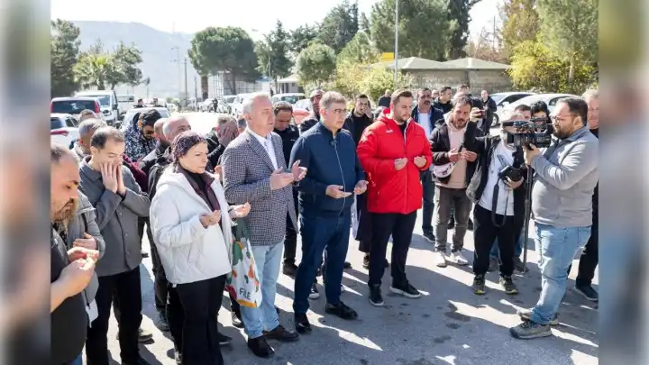 Cemil Tugay mezarlıkta çevre temizliği yaptı 