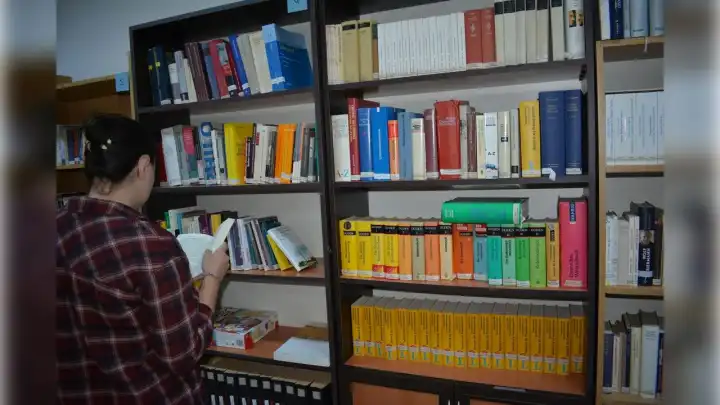 Ege Üniversitesi Kütüphanesi geniş kaynak yelpazesi sunuyor haberinin görseli