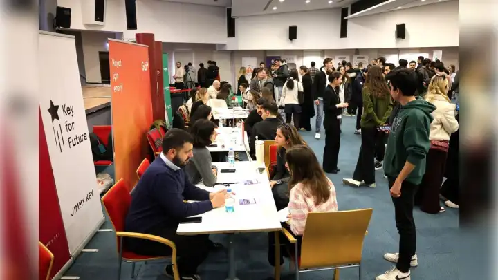 İEÜ'de Kariyer Fuarı haberinin görseli