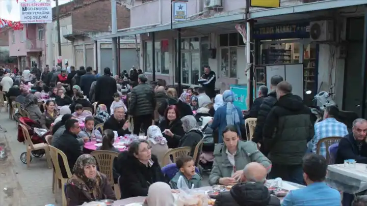 Ödemiş'te mahalleli iftarda bir araya geldi