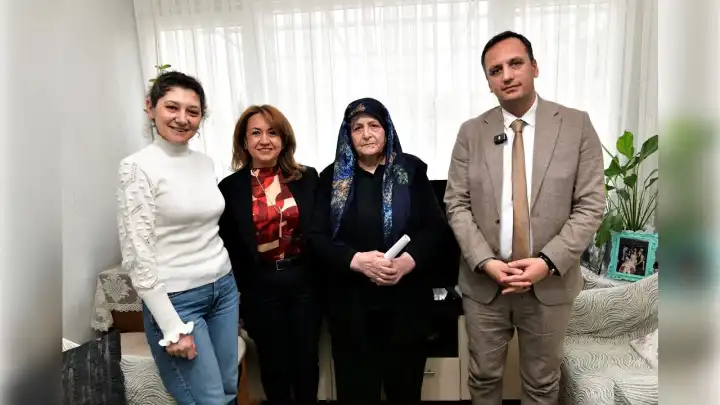 Ömer Eşki, Bornova'da yaşlıları ziyaret etti  haberinin görseli