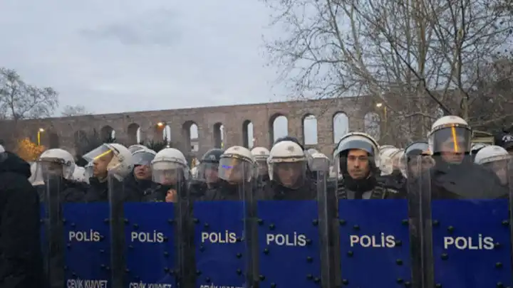 Eylemleri takip eden gazeteciler gözaltına alınmıştı, adliyeye  sevk edildiler! haberinin görseli
