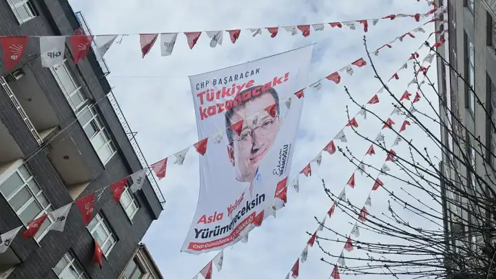 İstanbul Cumhuriyet Başsavcılığı ‘İmamoğlu afişlerini kaldırın’ talimatı verdi haberinin görseli