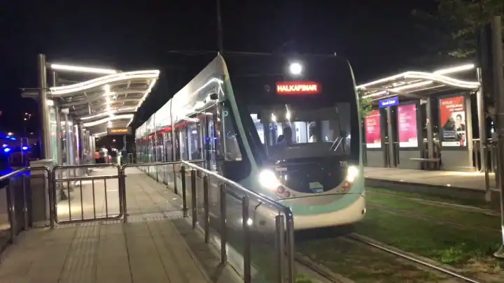 İzmir’de bazı tramvay seferleri durduruldu