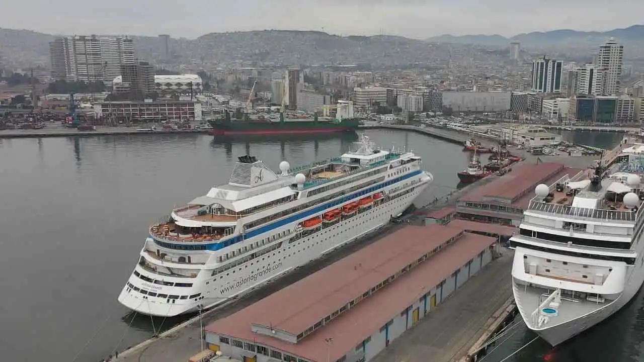 İzmir'e kruvaziyerle turist akını