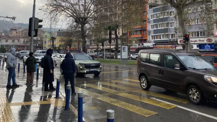 Meteorolojiden İzmir için gök gürültülü sağanak yağış uyarısı haberinin görseli