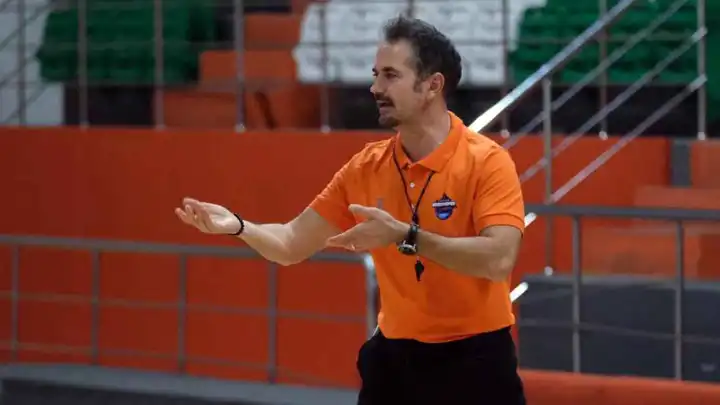 Karşıyaka basketbolda Çakı'yla devam edecek