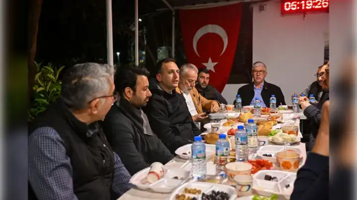 Ömer Eşki sahurda esnafla buluştu