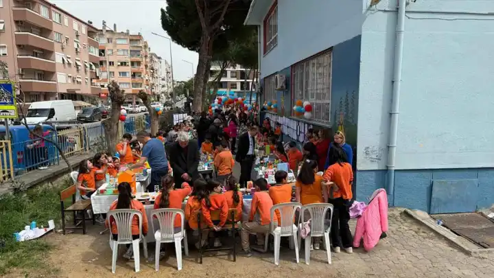 Tire'de minikler yaya ve araç güvenliğini artıracak maketler tasarladı