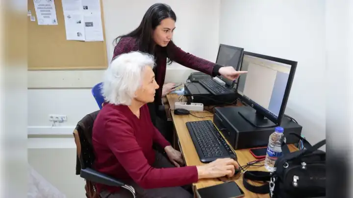 Yaşlılar akıllı telefon kullanmayı öğreniyor