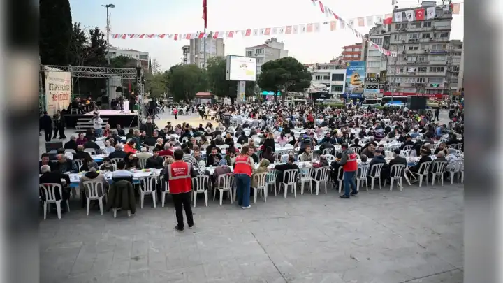 Bornova’da Kadir Gecesi’nde büyük iftar haberinin görseli