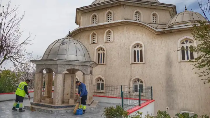 Çeşme’de camiler bayrama hazır 