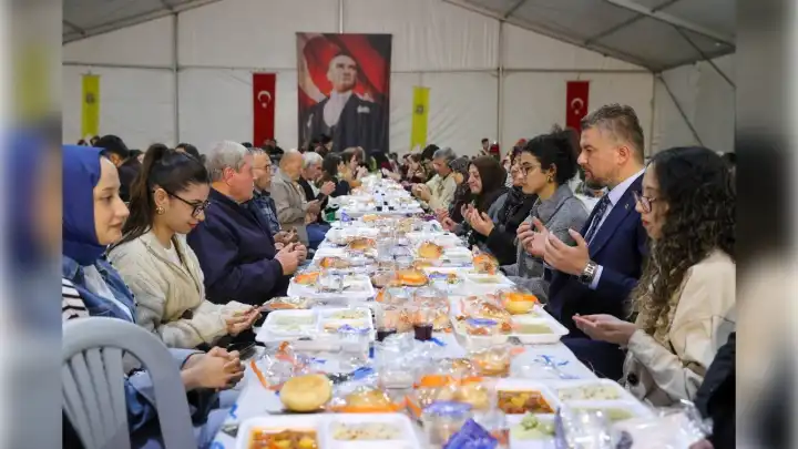 Görkem Duman, Kadir Gecesi’nde vatandaşlarla iftarda buluştu