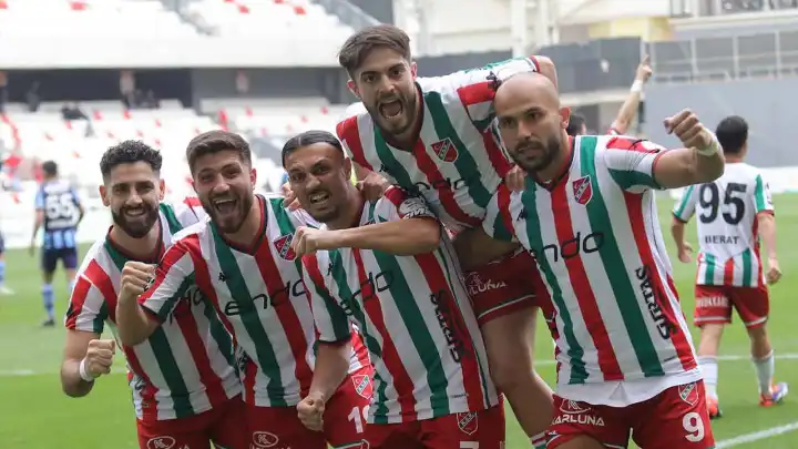 Karşıyaka yarıştan kopmuyor