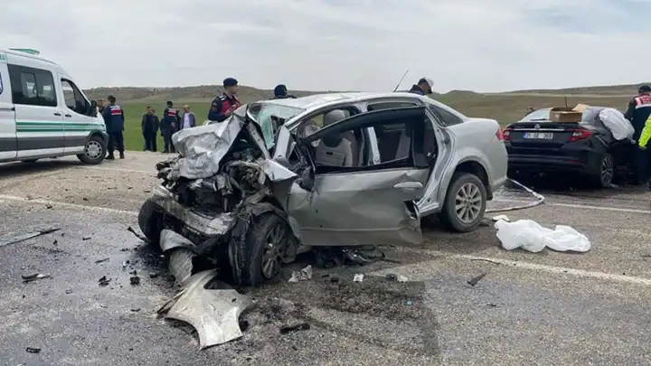 Ankara'da otomobiller çarpıştı: Ölü ve yaralılar var haberinin görseli